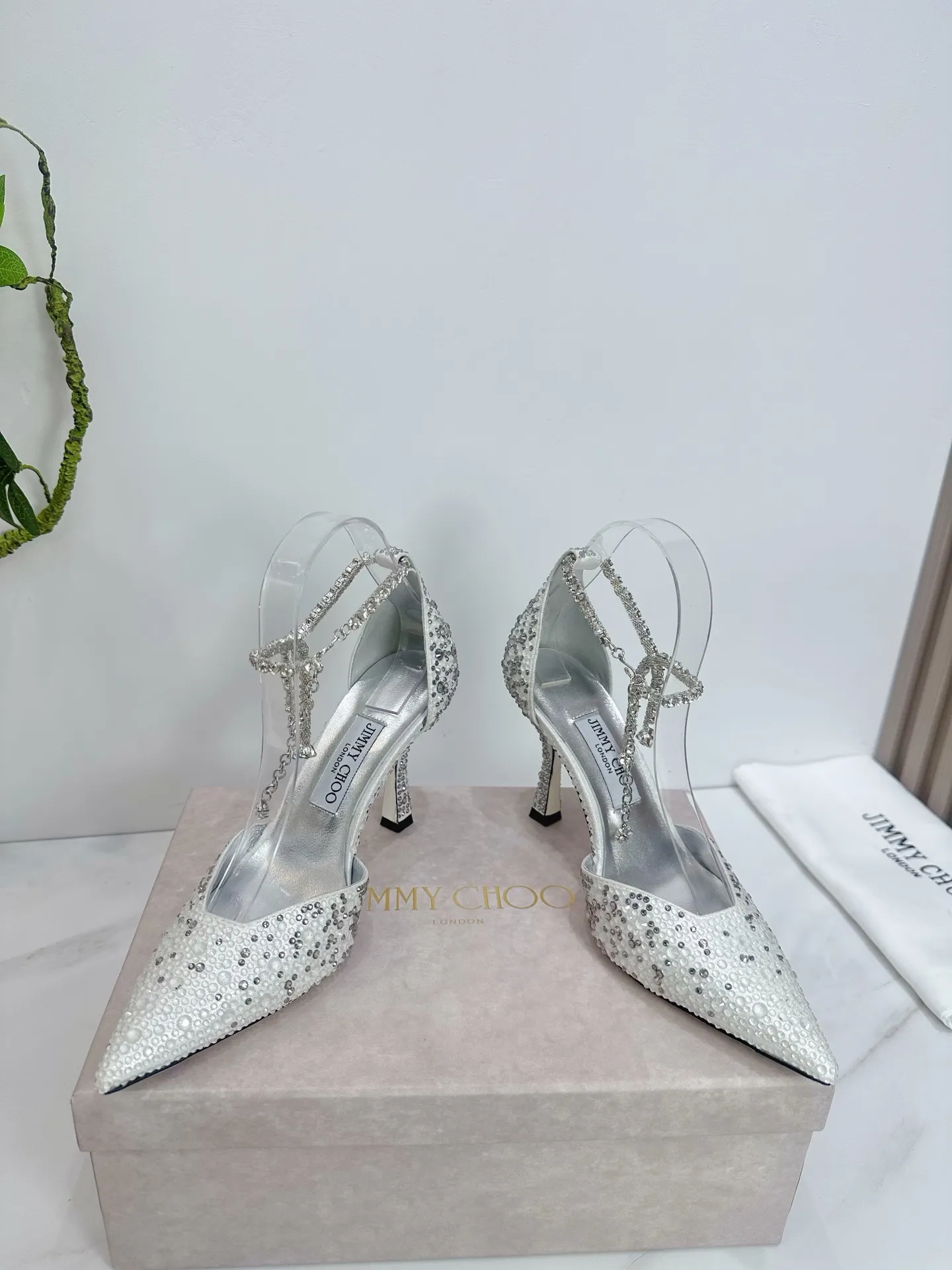 👟👟Ex-factory price 820👟👟 JIMMY CHOO (Jimmy CHOO) 💝💝💝 is a very comprehensive noble fashion lifestyle brand, with a series of women's high-heeled, medium-heeled, flat-heeled sandals with the same strap from major fashion bloggers and celebrities in Hong Kong and the United States.  The Australian pointed toe, round toe and square toe series are simply beautiful. Fall in love with elegance and playful sense of the future. Just by looking at them, you want to own them immediately, but you can really think about a pair of exquisite high heels~~~~~~~~~~~~~~~~~ 💝This series is specially designed for extraordinary and indifferent ladies, thus creating a unique overall effect, Jimmy Choo Design products that inspire women to move forward and show their charm💝💝💝 1⃣️Material: Imported silk hot diamond 2⃣️Inner: Imported Italian lambskin, super soft and delicate 3⃣️Outsole: Imported Italian original original color genuine leather injection molded outsole Heel height 8.5 4⃣️Code number: 35 to 39 (34.40.41.42. Customized)